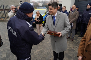 oficjalna uroczystość otwarcia posterunku, gdzie Komendanta Wojewódzki Policji w Bydgoszczy i zaproszeni goście przemawiają do policjantów oraz gości