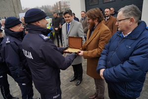 oficjalna uroczystość otwarcia posterunku, gdzie Komendanta Wojewódzki Policji w Bydgoszczy i zaproszeni goście przemawiają do policjantów oraz gości