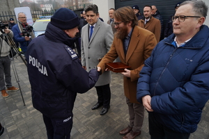 oficjalna uroczystość otwarcia posterunku, gdzie Komendanta Wojewódzki Policji w Bydgoszczy i zaproszeni goście przemawiają do policjantów oraz gości