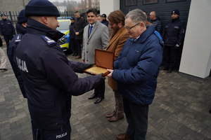 oficjalna uroczystość otwarcia posterunku, gdzie Komendanta Wojewódzki Policji w Bydgoszczy i zaproszeni goście przemawiają do policjantów oraz gości