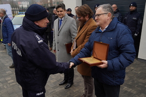 oficjalna uroczystość otwarcia posterunku, gdzie Komendanta Wojewódzki Policji w Bydgoszczy i zaproszeni goście przemawiają do policjantów oraz gości