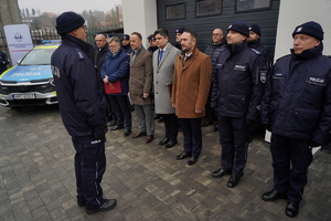 oficjalna uroczystość otwarcia posterunku, gdzie Komendanta Wojewódzki Policji w Bydgoszczy i zaproszeni goście przemawiają do policjantów oraz gości