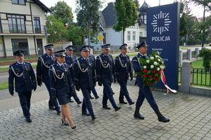policjanci oddają hołd przy tablicy pamięci i przy kamieniu pamięci ku czci poległych policjantów