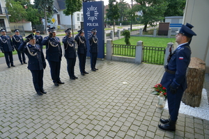policjanci oddają hołd przy tablicy pamięci i przy kamieniu pamięci ku czci poległych policjantów