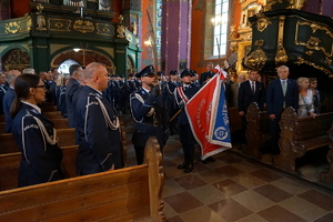 policjanci biorą udział we mszy świętej