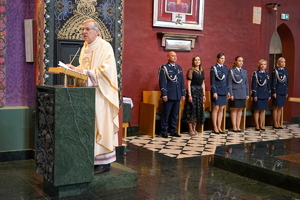 policjanci biorą udział we mszy świętej