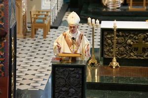 policjanci biorą udział we mszy świętej