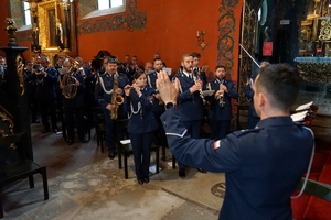 policjanci biorą udział we mszy świętej