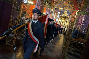 policjanci biorą udział we mszy świętej