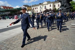 policjanci biorą udział w oficjalnej uroczystości Święta Policji na placu starego rynku w Bydgoszczy
