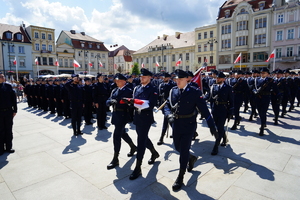 policjanci biorą udział w oficjalnej uroczystości Święta Policji na placu starego rynku w Bydgoszczy