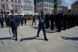 policjanci biorą udział w oficjalnej uroczystości Święta Policji na placu starego rynku w Bydgoszczy
