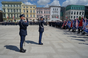 policjanci biorą udział w oficjalnej uroczystości Święta Policji na placu starego rynku w Bydgoszczy