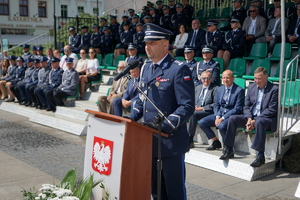 policjanci biorą udział w oficjalnej uroczystości Święta Policji na placu starego rynku w Bydgoszczy