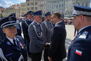 policjanci biorą udział w oficjalnej uroczystości Święta Policji na placu starego rynku w Bydgoszczy