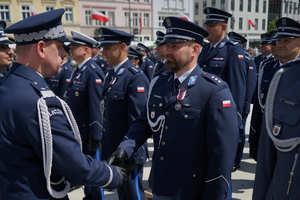 policjanci biorą udział w oficjalnej uroczystości Święta Policji na placu starego rynku w Bydgoszczy