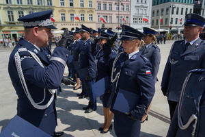 policjanci biorą udział w oficjalnej uroczystości Święta Policji na placu starego rynku w Bydgoszczy