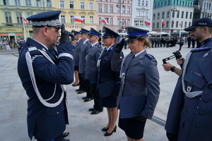 policjanci biorą udział w oficjalnej uroczystości Święta Policji na placu starego rynku w Bydgoszczy