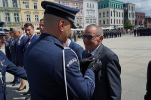 policjanci biorą udział w oficjalnej uroczystości Święta Policji na placu starego rynku w Bydgoszczy