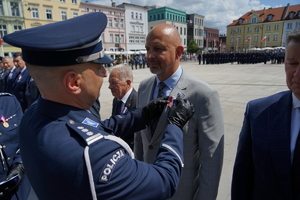 policjanci biorą udział w oficjalnej uroczystości Święta Policji na placu starego rynku w Bydgoszczy