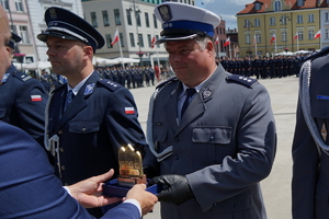 policjanci biorą udział w oficjalnej uroczystości Święta Policji na placu starego rynku w Bydgoszczy
