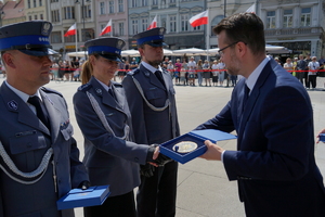 policjanci biorą udział w oficjalnej uroczystości Święta Policji na placu starego rynku w Bydgoszczy