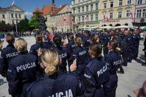 policjanci biorą udział w oficjalnej uroczystości Święta Policji na placu starego rynku w Bydgoszczy