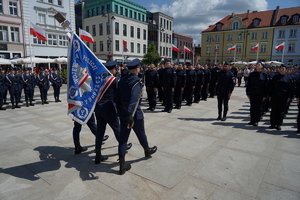 policjanci biorą udział w oficjalnej uroczystości Święta Policji na placu starego rynku w Bydgoszczy