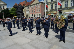 policjanci biorą udział w oficjalnej uroczystości Święta Policji na placu starego rynku w Bydgoszczy