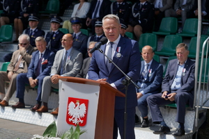policjanci biorą udział w oficjalnej uroczystości Święta Policji na placu starego rynku w Bydgoszczy