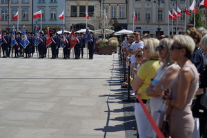 policjanci biorą udział w oficjalnej uroczystości Święta Policji na placu starego rynku w Bydgoszczy
