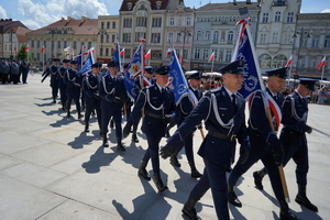 policjanci biorą udział w oficjalnej uroczystości Święta Policji na placu starego rynku w Bydgoszczy