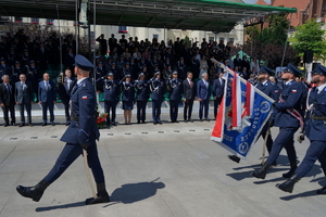 policjanci biorą udział w oficjalnej uroczystości Święta Policji na placu starego rynku w Bydgoszczy