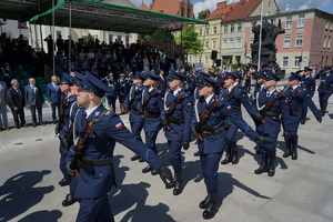 policjanci biorą udział w oficjalnej uroczystości Święta Policji na placu starego rynku w Bydgoszczy