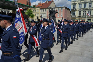 policjanci biorą udział w oficjalnej uroczystości Święta Policji na placu starego rynku w Bydgoszczy