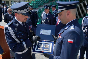 policjanci biorą udział w oficjalnej uroczystości Święta Policji na placu starego rynku w Bydgoszczy