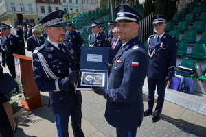 policjanci biorą udział w oficjalnej uroczystości Święta Policji na placu starego rynku w Bydgoszczy
