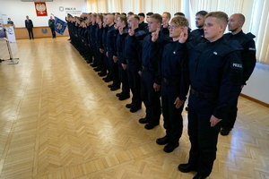 policjanci biorą udział w policyjnym ślubowaniu