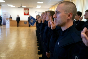 policjanci biorą udział w policyjnym ślubowaniu
