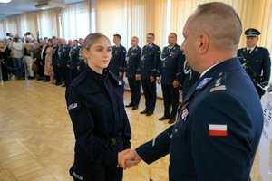 policjanci biorą udział w policyjnym ślubowaniu