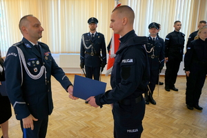 policjanci biorą udział w policyjnym ślubowaniu