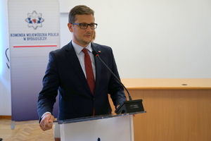 policjanci biorą udział w policyjnym ślubowaniu