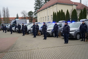Policyjni przewodnicy wraz z psami przy nowych pojazdach służbowych Toyota Proace