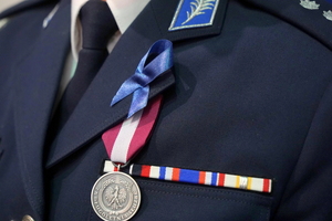 ujęcie na mundur i przypięte medale oraz niebieska wstążkę