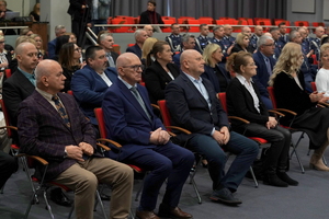 ujęcie na zaproszonych gości siedzących na krzesłach