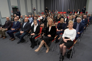 ujęcie na zaproszonych gości siedzących na krzesłach