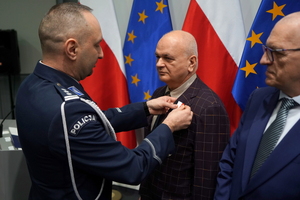 wyróżnieni otrzymują odznaczenia od Komendanta