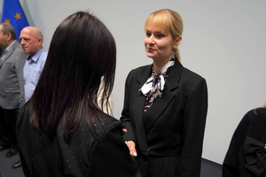 wyróżnieni otrzymują odznaczenia od przedstawiciela związków zawodowych