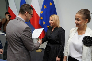 wyróżnieni otrzymują gratulacje od Wojewody