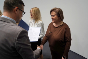 wyróżnieni otrzymują gratulacje od Wojewody